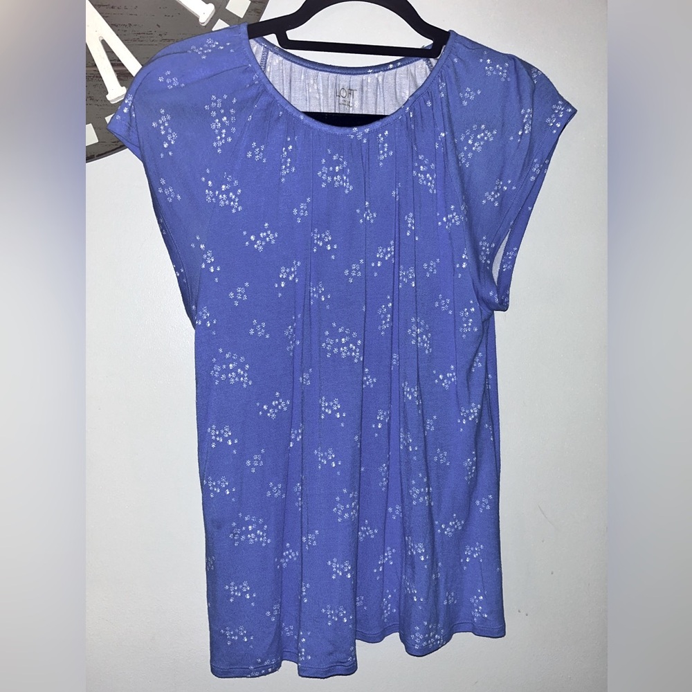Loft short sleeve blue and white patterned soft rayon top size small